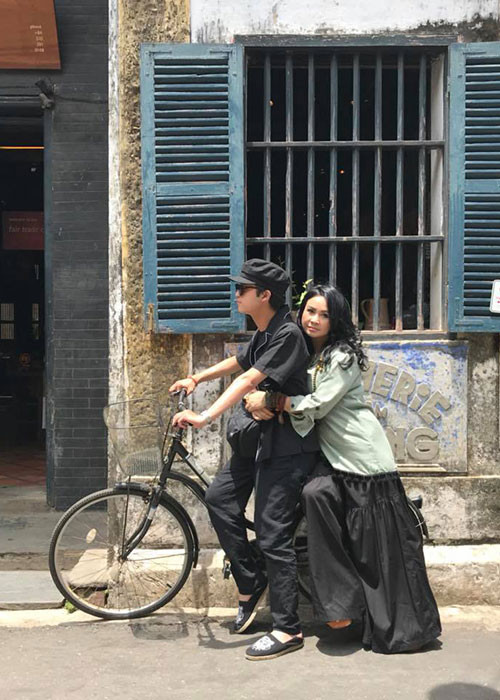 Con trai tròn 20 tuổi, Thanh Lam tâm sự: "Những kỷ niệm 20 năm bên nhau thật hạnh phúc phải không con, mẹ luôn tin tưởng tuyệt đối vào con. Mẹ thường trêu con bị thừa tình yêu. Mẹ rất hạnh phúc khi nghe con chơi đàn 1 sự lãng mạn vô biên. Chúc mừng sinh nhật con".