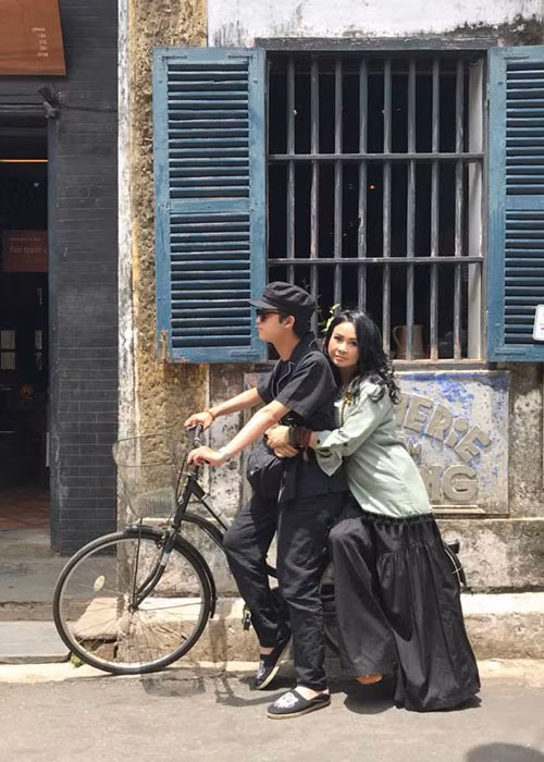 Con trai tròn 20 tuổi, Thanh Lam tâm sự: "Những kỷ niệm 20 năm bên nhau thật hạnh phúc phải không con, mẹ luôn tin tưởng tuyệt đối vào con. Mẹ thường trêu con bị thừa tình yêu. Mẹ rất hạnh phúc khi nghe con chơi đàn 1 sự lãng mạn vô biên. Chúc mừng sinh nhật con".