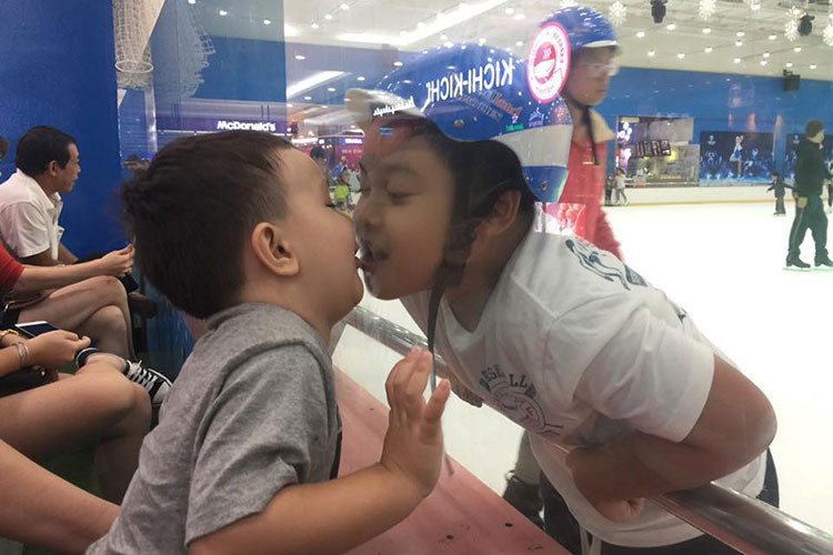 Bé Gia Khánh vô cùng yêu thương em trai Damian.