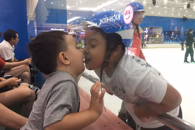 Bé Gia Khánh vô cùng yêu thương em trai Damian.