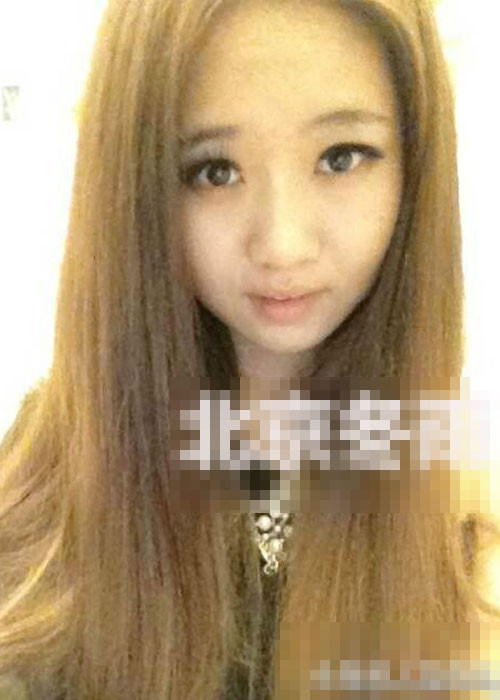 Lý Tư khiến bố mẹ khá buồn phiền bởi ngày càng nổi loạn. Cô lơ là việc học và thường xuyên tụ tập ở quán bar. Ảnh: Weibo