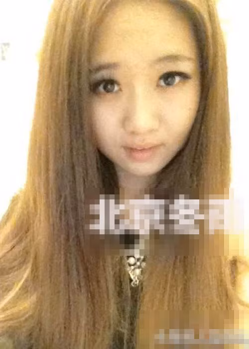 Lý Tư khiến bố mẹ khá buồn phiền bởi ngày càng nổi loạn. Cô lơ là việc học và thường xuyên tụ tập ở quán bar. Ảnh: Weibo