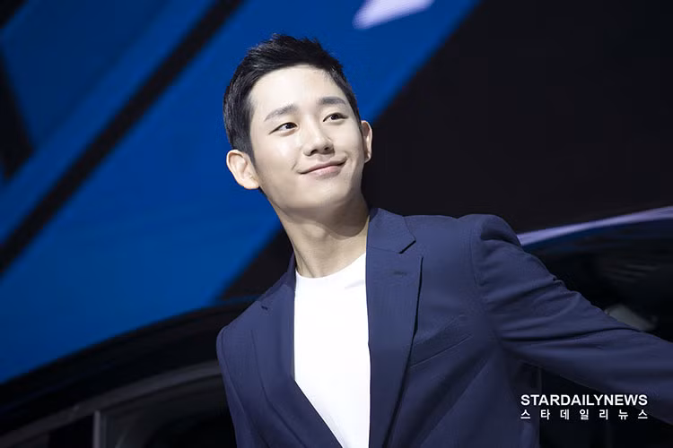 Jung Hae In có phong cách thời trang lịch lãm. Ảnh: Stardailynews