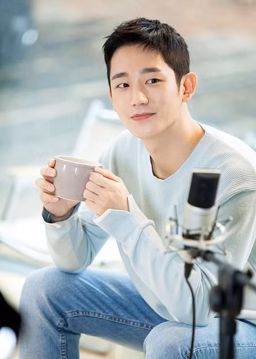 Jung Hae In có biệt danh là Milk Man với ý nghĩa anh trẻ hơn rất nhiều so với tuổi 30. Ảnh: Pinterest