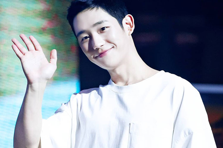 Ngoài đời, Jung Hae In giản dị và khá thân thiện. Ảnh: Twitter