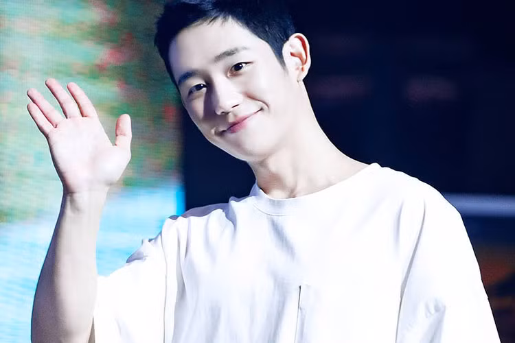Ngoài đời, Jung Hae In giản dị và khá thân thiện. Ảnh: Twitter
