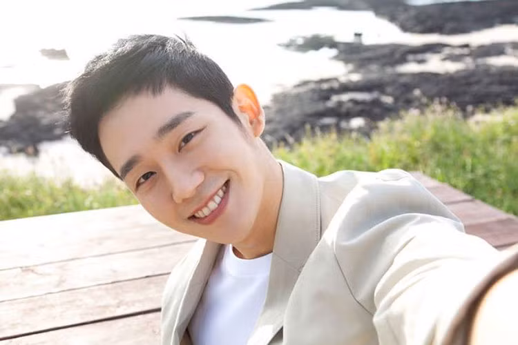 Ve dien trai ngoi ngoi cua tai tu Jung Hae In den VN