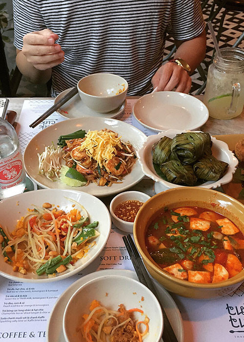 Tuk Tuk Thai Bistro: Quán mang phong cách phương Tây hiện đại với 2 gam màu đen - trắng chủ đạo. Bạn sẽ được thưởng thức nhiều món ngon từ đất nước xe tuk tuk như cà ri, súp tom yum, cơm chiên tom yum, pad Thai, các loại gỏi xoài, gỏi đu đủ, miến xào, cơm trộn… Ảnh: @3isou.