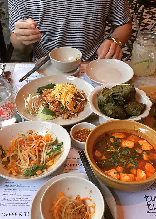 Tuk Tuk Thai Bistro: Quán mang phong cách phương Tây hiện đại với 2 gam màu đen - trắng chủ đạo. Bạn sẽ được thưởng thức nhiều món ngon từ đất nước xe tuk tuk như cà ri, súp tom yum, cơm chiên tom yum, pad Thai, các loại gỏi xoài, gỏi đu đủ, miến xào, cơm trộn… Ảnh: @3isou.