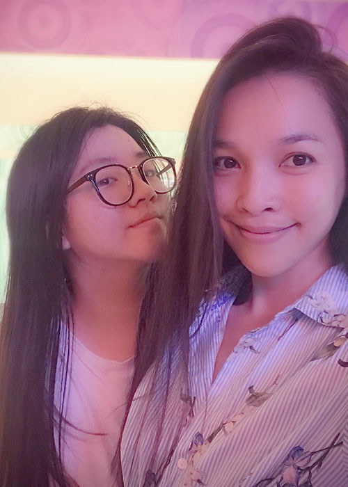 Con gái Hiền Thục dính như sam với mẹ suốt cả mùa hè.