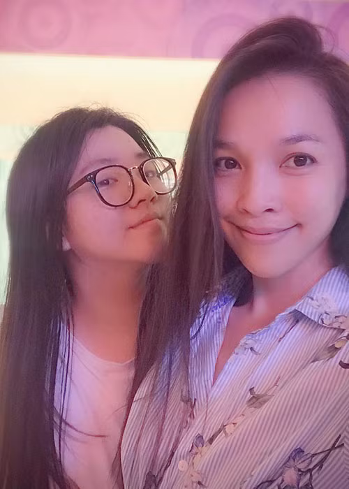 Con gái Hiền Thục dính như sam với mẹ suốt cả mùa hè.