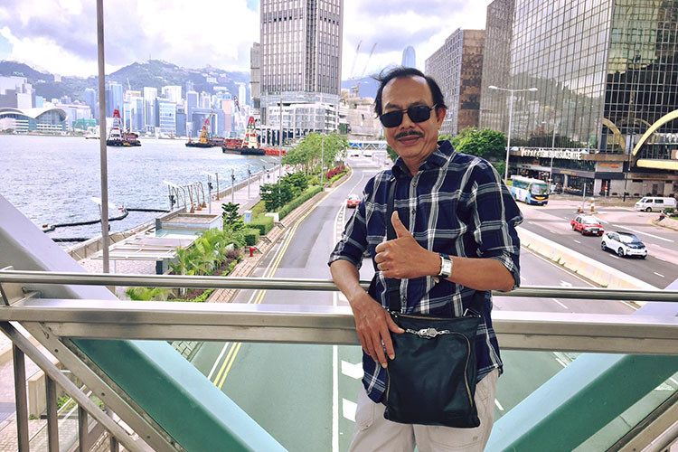 Đi quay phim ở nước ngoài, cha đẻ của vở kịch "Dạ cổ hoài lang" không quên ghi lại hình ảnh và chia sẻ trên trang cá nhân.