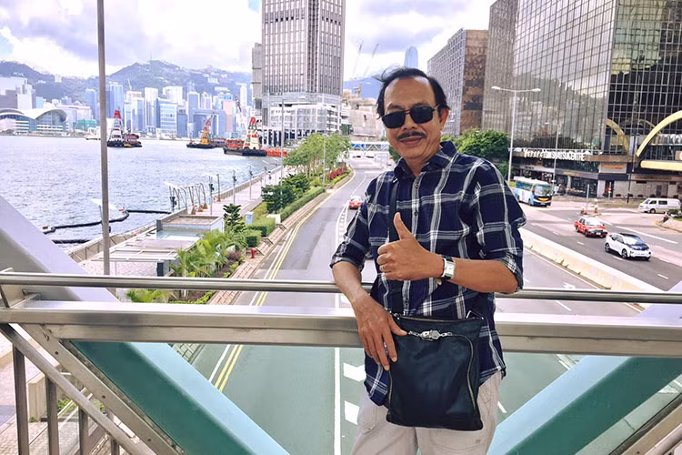 Đi quay phim ở nước ngoài, cha đẻ của vở kịch "Dạ cổ hoài lang" không quên ghi lại hình ảnh và chia sẻ trên trang cá nhân.