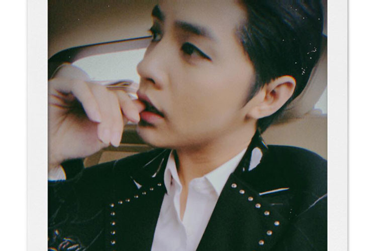 Noo Phước Thịnh tâm sự: "Buồn cười lắm các bác ạ, ngày còn trẻ, nhìn cách người lớn cư xử với nhau mình chả hiểu vì sao họ lại như vậy. Để đến bây giờ chính mình cũng đối diện và xử lý tình huống y chang. Đôi khi mình còn không nhận ra mình. Tôi lớn thật rồi các bác ạ".