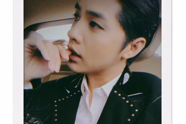 Noo Phước Thịnh tâm sự: "Buồn cười lắm các bác ạ, ngày còn trẻ, nhìn cách người lớn cư xử với nhau mình chả hiểu vì sao họ lại như vậy. Để đến bây giờ chính mình cũng đối diện và xử lý tình huống y chang. Đôi khi mình còn không nhận ra mình. Tôi lớn thật rồi các bác ạ".