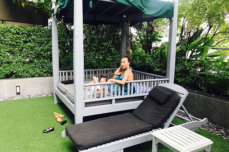 Đoan Trang tận hưởng từng giây phút bên con gái.