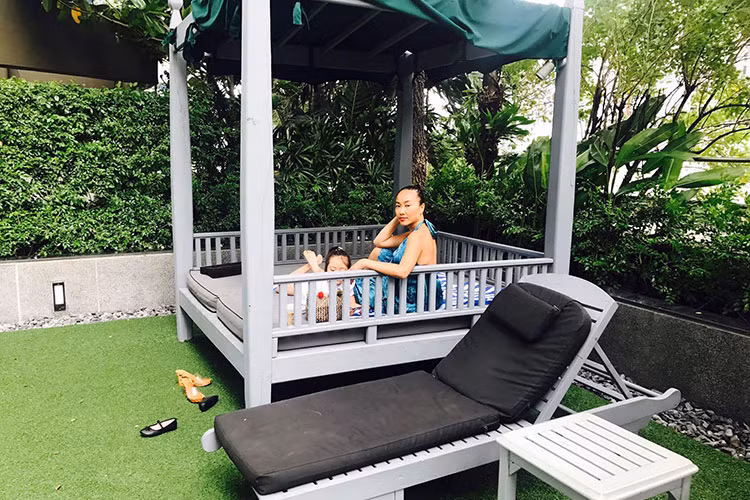 Đoan Trang tận hưởng từng giây phút bên con gái.