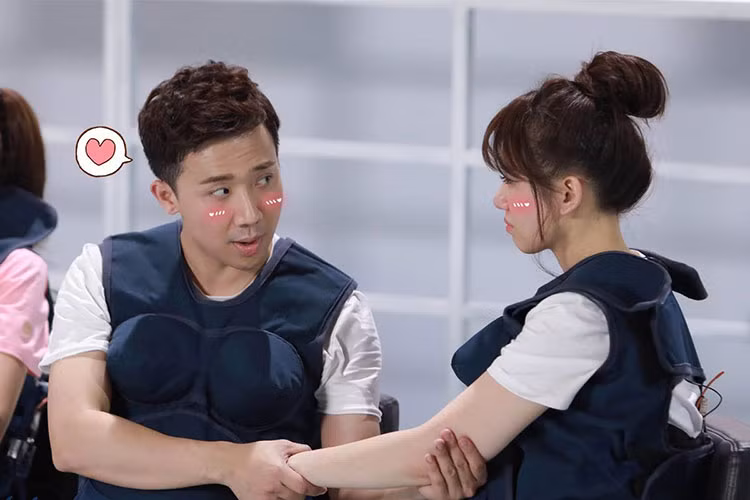 Trong chương trình "Khi đàn ông mang bầu", Trấn Thành và Hari Won cho nhiều khoảnh khắc ngọt ngào bên nhau. Trong ảnh, nam danh hài ân cần chăm sóc bà xã khi cô mệt mỏi.