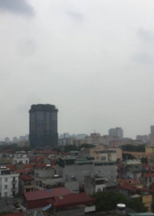 Trong khi nhiều nơi có mưa và mưa rất to, tài khoản Sơn Tạ chụp ảnh khu vực mình sinh sống và cho biết: "Cầu Giấy vẫn âm u, chưa có mưa".