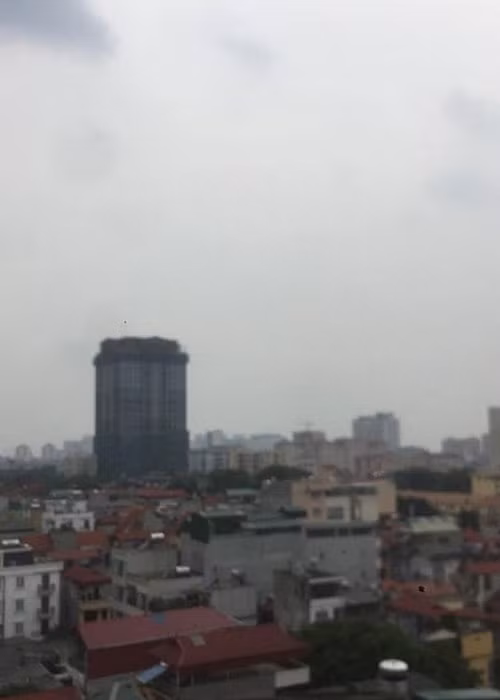 Trong khi nhiều nơi có mưa và mưa rất to, tài khoản Sơn Tạ chụp ảnh khu vực mình sinh sống và cho biết: "Cầu Giấy vẫn âm u, chưa có mưa".