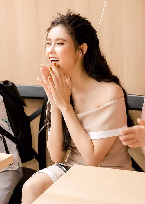 Trương Quỳnh Anh trải lòng sau thông tin ly hôn Tim. "Tôi nghĩ trên đoạn đường đời này vui cũng phải đi hết, buồn cũng phải đi hết, vui hay buồn là do cách bạn chọn. Cớ gì phải hà khắc với bản thân, hà khắc với mọi người. Tôi chọn vui", cô viết.