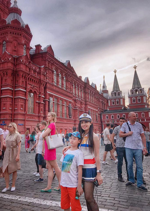 MC Ngọc Trang cùng con trai du lịch nước Nga.
