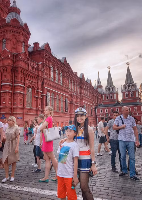 MC Ngọc Trang cùng con trai du lịch nước Nga.