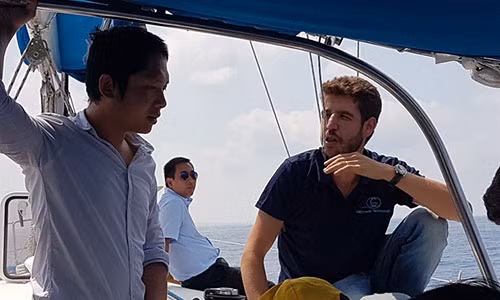 Ông Yossi giới thiệu về nông trại.