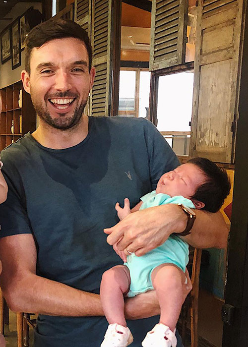 Ông xã ngoại quốc của Hà Anh khéo chăm con gái.