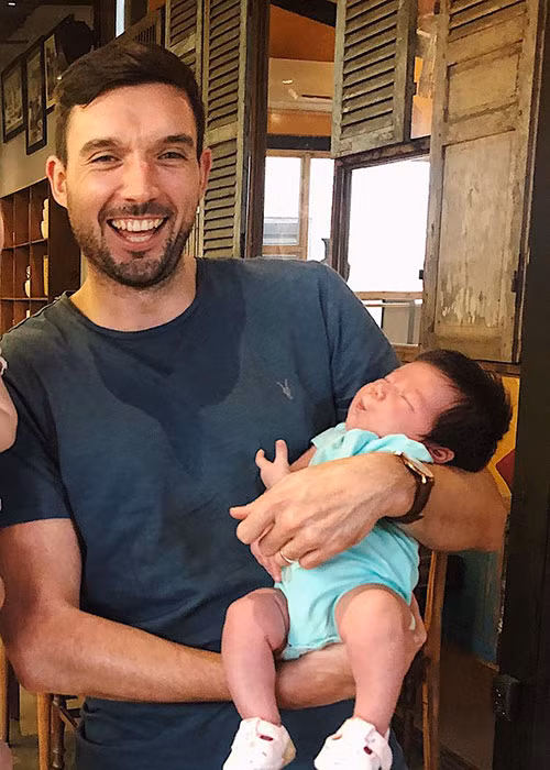 Ông xã ngoại quốc của Hà Anh khéo chăm con gái.