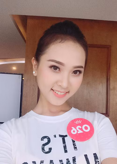 "Hôm qua, trong phần thi dạ hội, không biết sao em đi kiểu vậy. Mọi người thông cảm cho em vì lần đầu tiên em thi cuộc thi lớn như thế và em mới thi xong THPT quốc gia nên chưa có thời gian tập luyện nhiều, chưa có kinh nghiệm và váy của em vừa dài và rộng", Diệu Ngân chia sẻ.