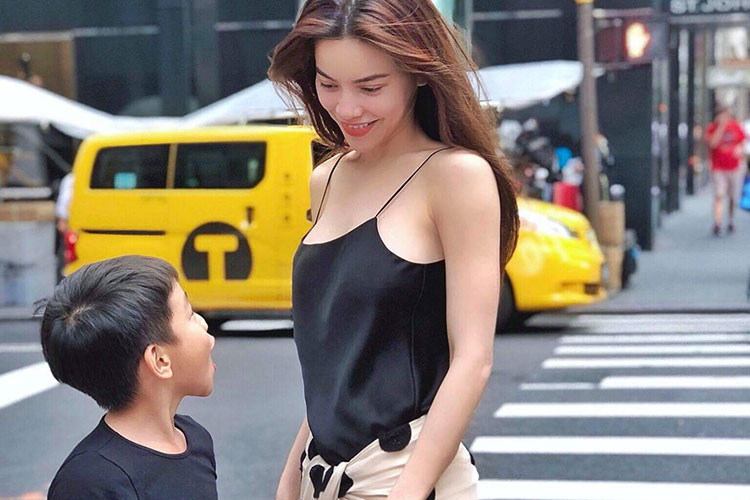 Hồ Ngọc Hà vui vẻ bên con trai ở Mỹ.