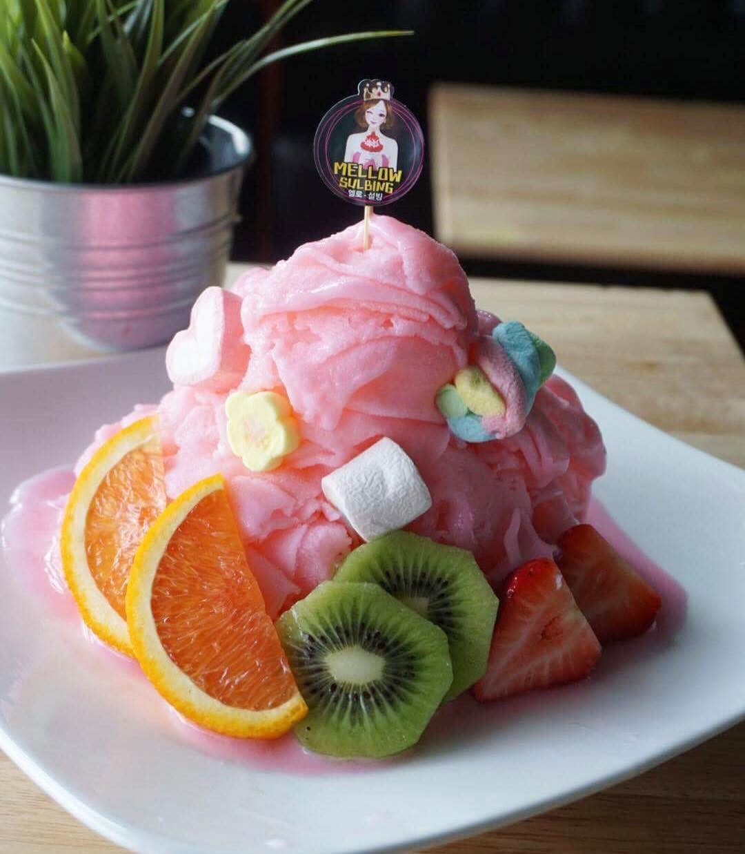 Baobing (Trung Quốc): Điểm độc đáo của Baobing là được bổ sung thêm trân châu hoặc thạch giòn. Sốt ngoài sữa đặc, siro còn có thêm nước mía. Topping ăn kèm không chỉ có đậu đỏ mà có cả đậu xanh, khoai môn. Ảnh: @mellow_sulbing.