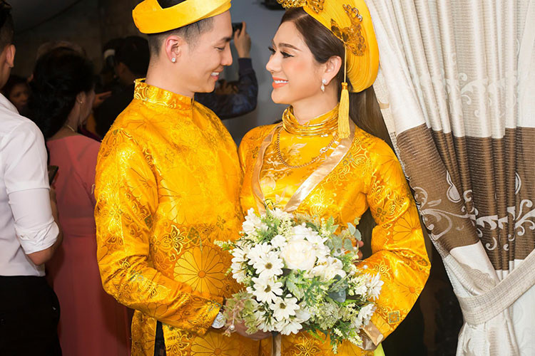 Tháng 12/2017, Lâm Khánh Chi lên xe hoa. Ông xã của mỹ nhân chuyển giới tên Trần Phi Hùng, kém vợ đến 8 tuổi. Ảnh: FBNV