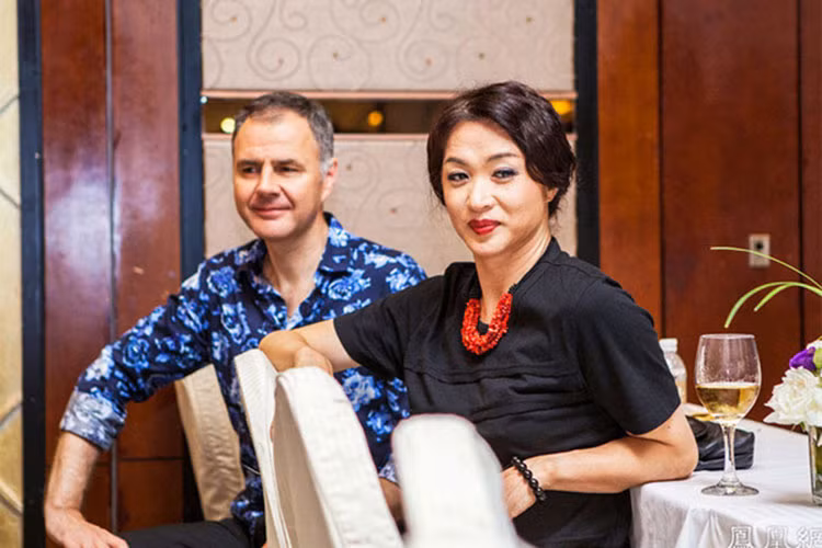 Kim Tinh là MC đắt show nhất nhì của làng giải trí xứ Trung. Cuộc hôn nhân đầu tiên của cô kéo dài từ năm 1990 đến năm 2000. Tái hôn vào năm 2005, Kim Tinh chia tay chồng thứ hai vào năm 2012. Ảnh: QQ