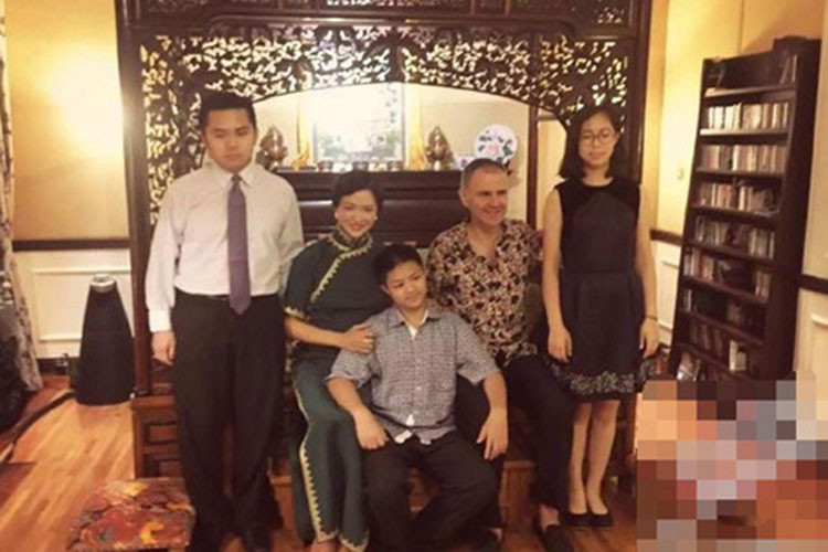 Kim Tinh và người chồng thứ hai đã ly hôn nhưng mối quan hệ giữa hai người rất tốt đẹp. Họ thường xuyên gặp gỡ và cùng nhau chăm sóc 3 người con nuôi. Ảnh: QQ