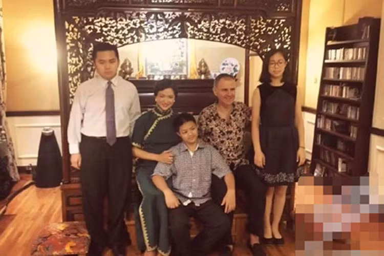 Kim Tinh và người chồng thứ hai đã ly hôn nhưng mối quan hệ giữa hai người rất tốt đẹp. Họ thường xuyên gặp gỡ và cùng nhau chăm sóc 3 người con nuôi. Ảnh: QQ