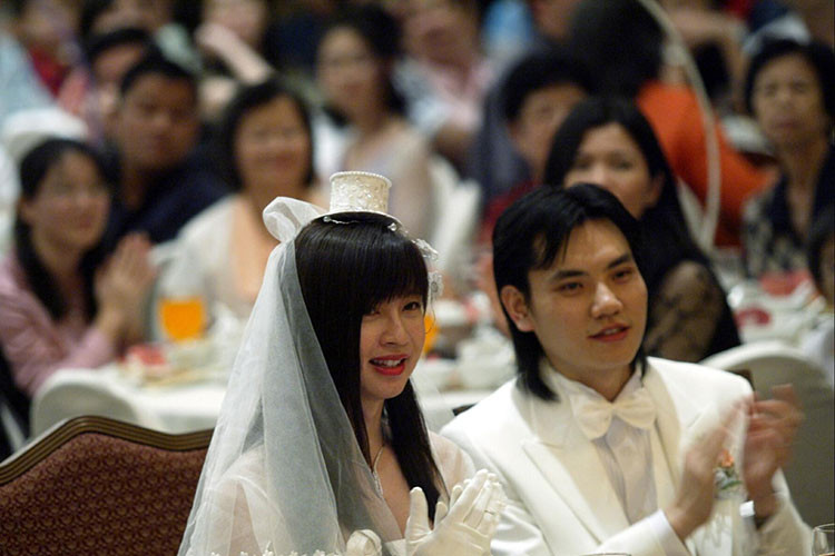 Chung Khiết Hy là nữ ca sĩ chuyển giới người Malaysia. Năm 2005, người đẹp lên xe hoa với Mã Tư Kiện và nhận nuôi con gái của chị gái Chung Khiết Hy. Ảnh: Asiaone