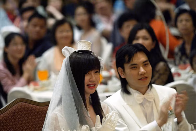 Chung Khiết Hy là nữ ca sĩ chuyển giới người Malaysia. Năm 2005, người đẹp lên xe hoa với Mã Tư Kiện và nhận nuôi con gái của chị gái Chung Khiết Hy. Ảnh: Asiaone