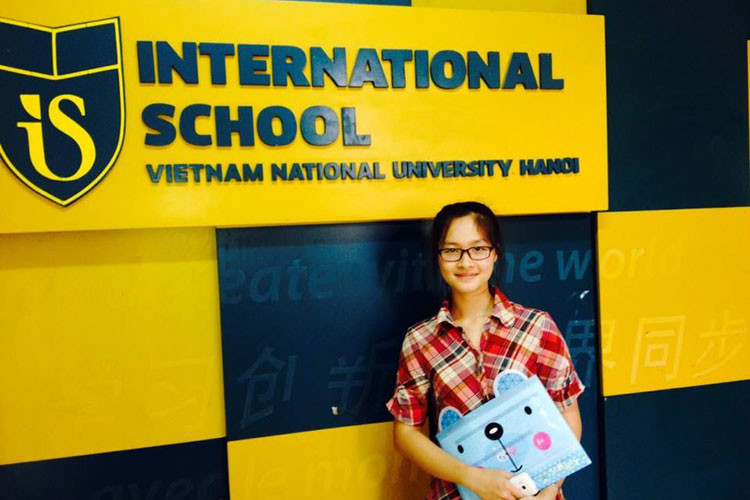 Trên giảng đường, Khánh Linh là cô sinh viên giản dị. Ảnh: FBNV