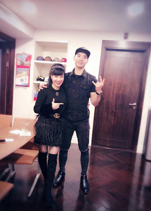 Hình ảnh vợ chồng Trương Nam Thành diện đồ đôi tình cảm bên nhau.