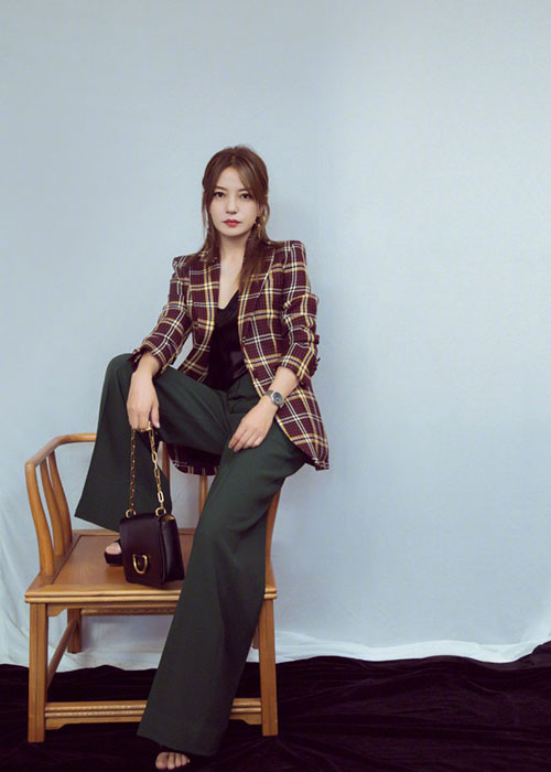 Tại một sự kiện gần đây, Triệu Vy ăn mặc sành điệu. Ảnh: Weibo