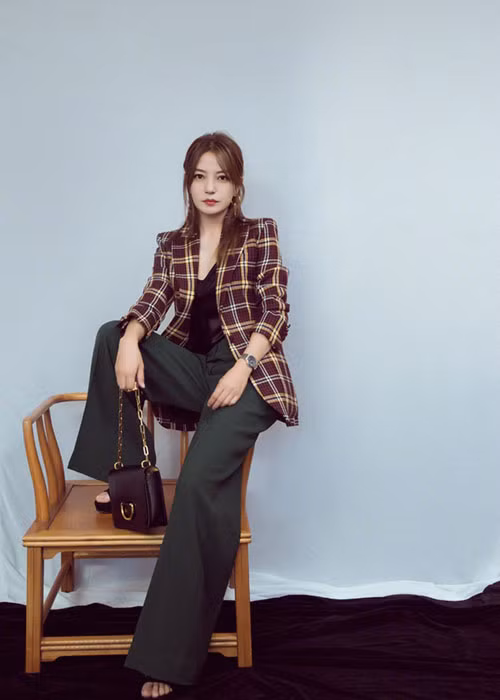 Tại một sự kiện gần đây, Triệu Vy ăn mặc sành điệu. Ảnh: Weibo