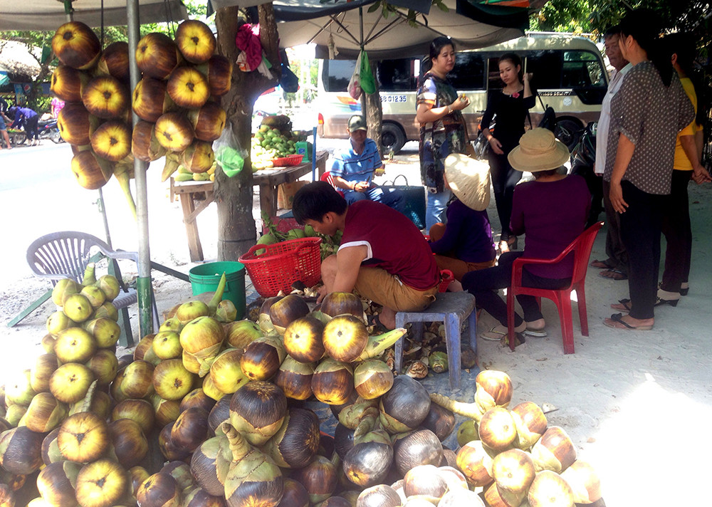 Đặc sản trái thốt nốt được du khách chọn mua
