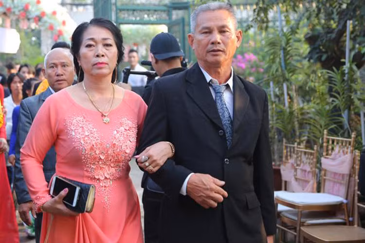 Chỉ đến khi xem clip Lâm Khánh Chi trải lòng về phẫu thuật chuyển giới, bà Liên mới thay đổi suy nghĩ về chuyện sinh con của Lâm Khánh Chi và Trần Phi Hùng.