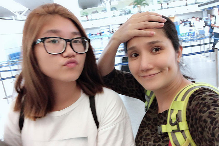 Cát Tường tiễn con gái ra sân bay tiếp tục đi du học.