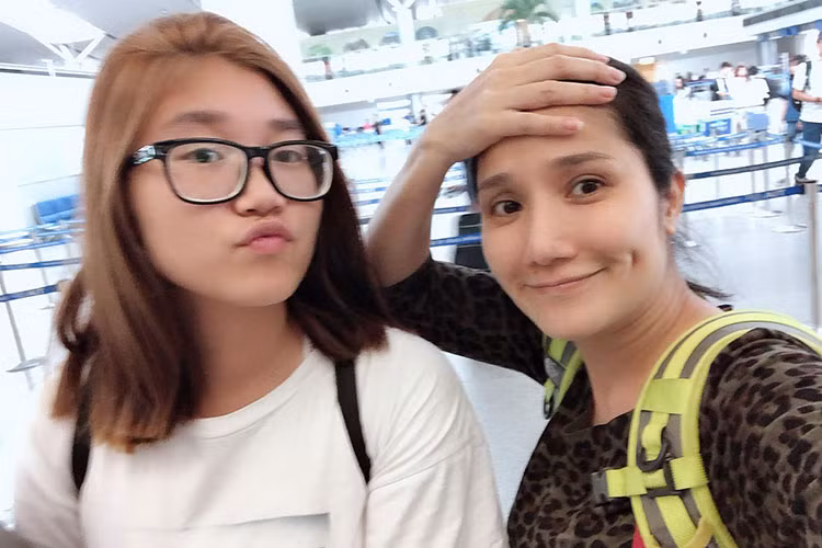 Cát Tường tiễn con gái ra sân bay tiếp tục đi du học.