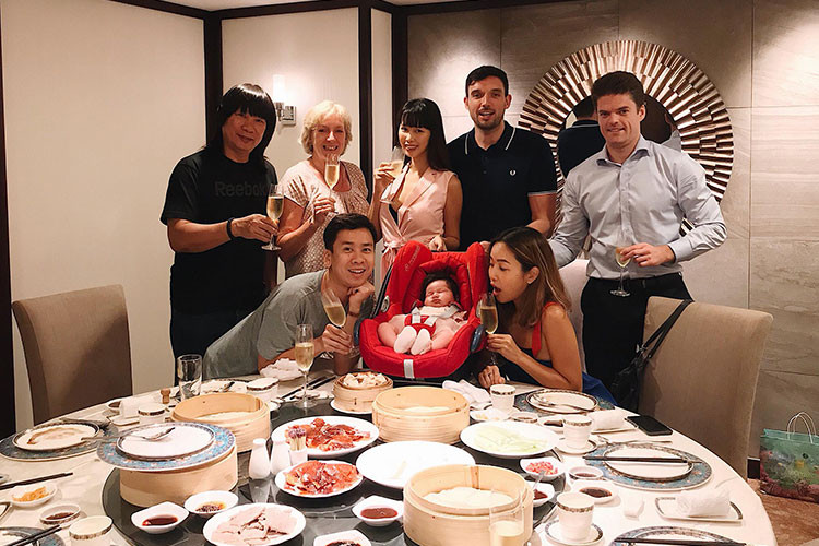 Tối qua (ngày 24/7), siêu mẫu Hà Anh cùng ông xã ngoại quốc tổ chức một bữa tiệc nhỏ mừng con gái đầu lòng Myla tròn 1 tháng tuổi.