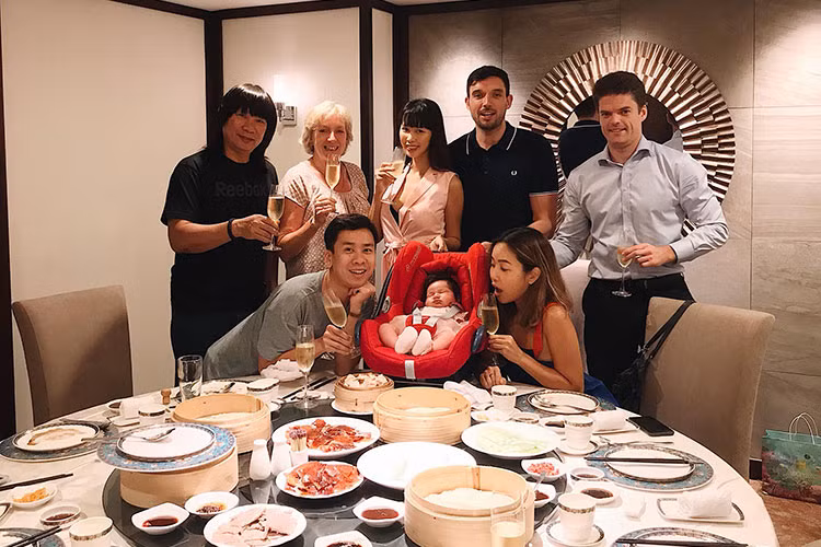 Tối qua (ngày 24/7), siêu mẫu Hà Anh cùng ông xã ngoại quốc tổ chức một bữa tiệc nhỏ mừng con gái đầu lòng Myla tròn 1 tháng tuổi.