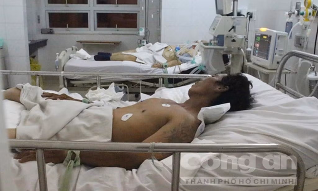 Hai nạn nhân của vụ tự tử vì thua độ bóng đá được điều trị tại Bệnh viện Thống Nhất TP.HCM